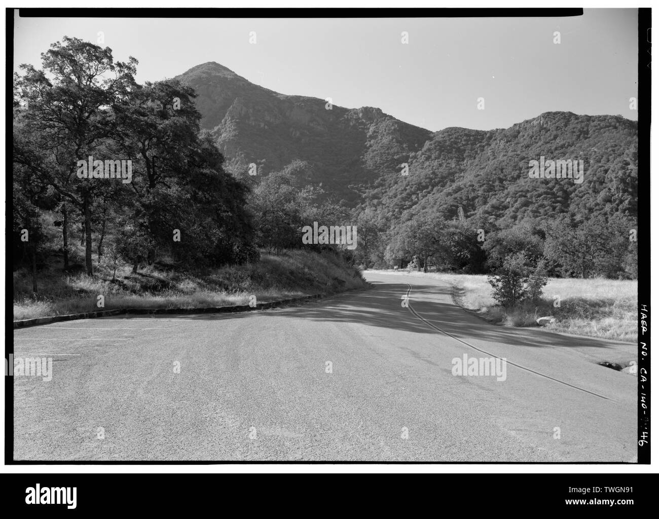 Vue de la route au sud-est, en face de manière CAMMERER - Autoroute, Trois Rivières, comté de Tulare, CA Banque D'Images