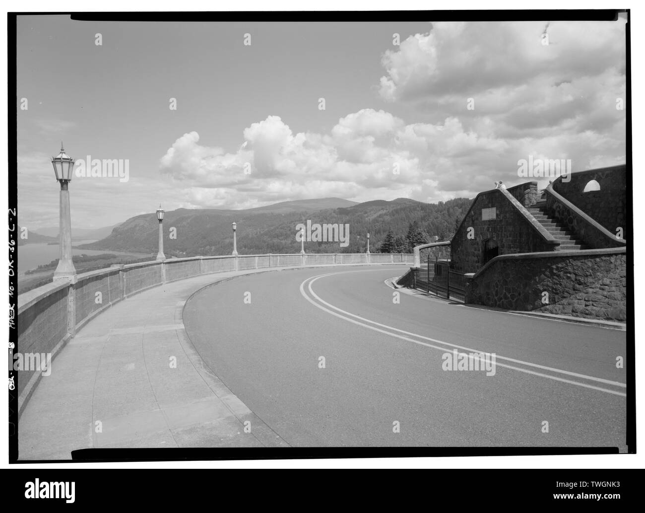 Au NIVEAU DE LA ROUTE DE CROWN POINT DE VUE À L'ARRIÈRE DU VIADUC VISTA HOUSE MONTRANT TROTTOIR, chaussée, ET UN ESCALIER EN MUR DE SOUTÈNEMENT. - Historique de la Columbia River Highway, Crown Point Viaduc, encerclant Vista House à Crown Point, de Troutdale, comté de Multnomah, ou Banque D'Images