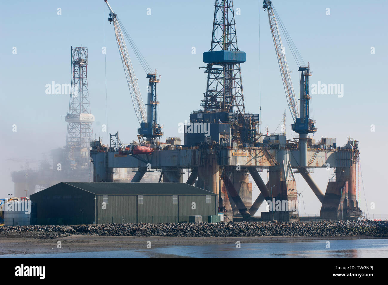 Plates-formes pétrolières dans l'Estuaire de Cromarty off Invergordon - Ross-shire, en Écosse. Banque D'Images