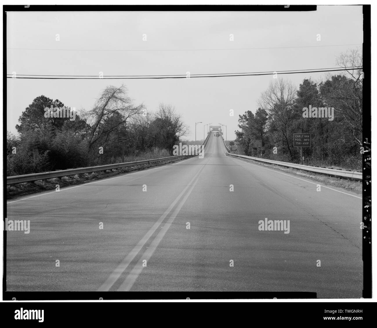 L'APPROCHE DE LA CHAUSSÉE DU CÔTÉ DE GLOUCESTER, À AU SUD-OUEST. - George P. Coleman Memorial Bridge, enjambant la rivière York U.S. Route 17, à Yorktown, comté de York, VA Banque D'Images