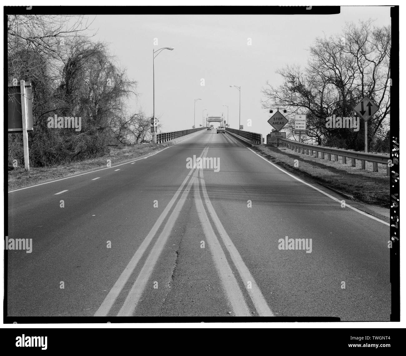L'APPROCHE DE LA VOIE DU CÔTÉ NORD-EST, à Yorktown. - George P. Coleman Memorial Bridge, enjambant la rivière York U.S. Route 17, à Yorktown, comté de York, VA Banque D'Images