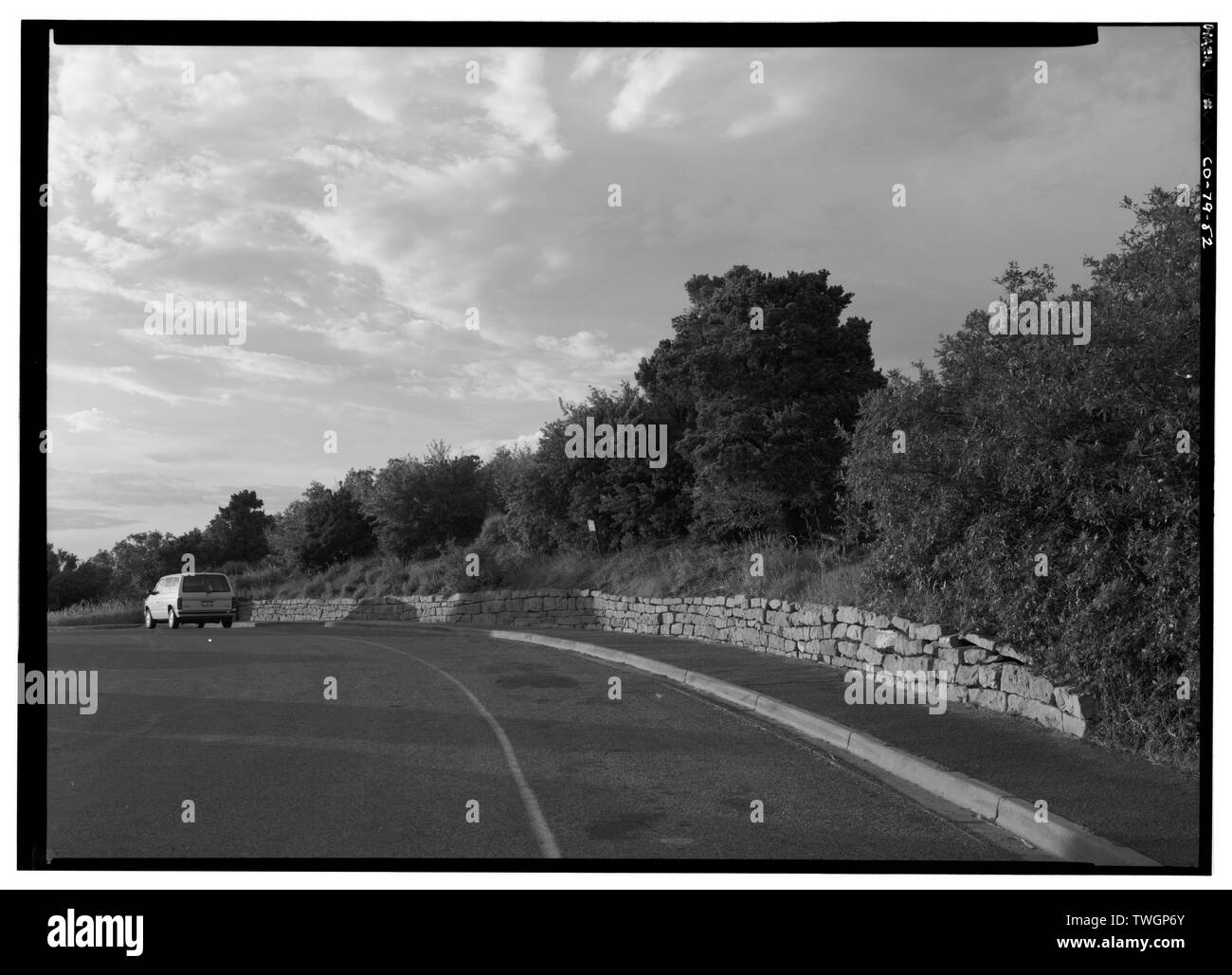Mur de pierre AU POINT DU PARC DE STATIONNEMENT, EN FACE NW. - Le Parc National de Mesa Verde Entrée Principale Road, Cortez, Montezuma County, CO Banque D'Images