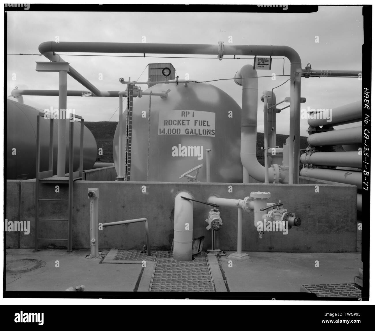 Réservoir de carburant de fusée, LA TUYAUTERIE ET LES SOUPAPES - Vandenberg Air Force Base, de lancement de l'Espace 3, base de lancement 3 East, Napa et Alden Routes, Lompoc, comté de Santa Barbara, CA Banque D'Images