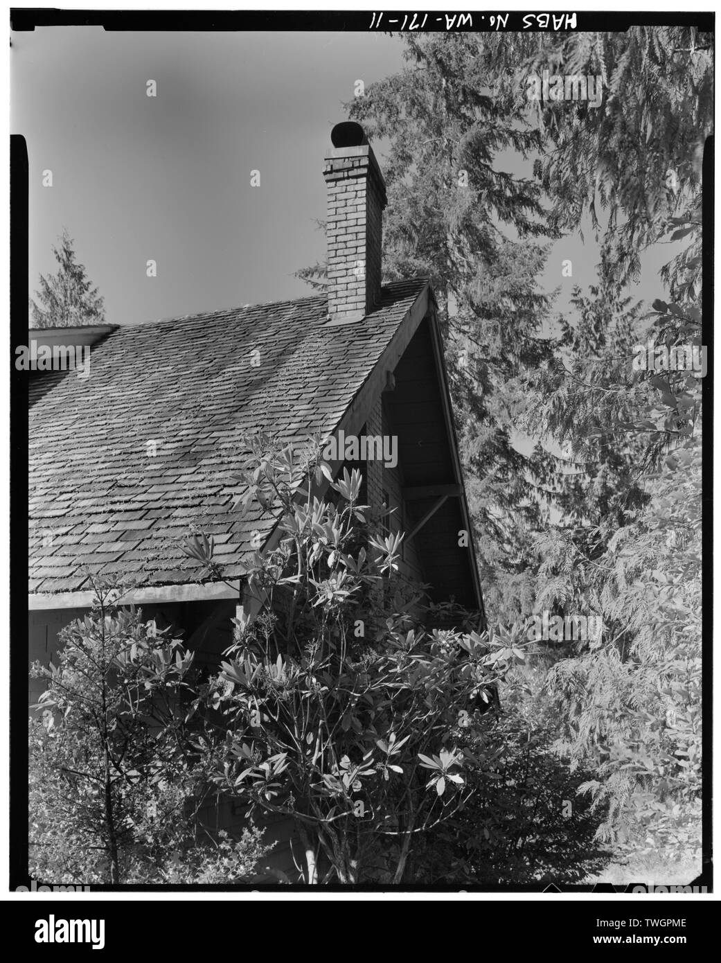 Détail de la cheminée et le toit, CÔTÉ NORD-EST - Résidence du Ranger Quinault Quinault, zone de loisirs, Quinault, Comté de Grays Harbor, WA ; Fromme, R L Banque D'Images