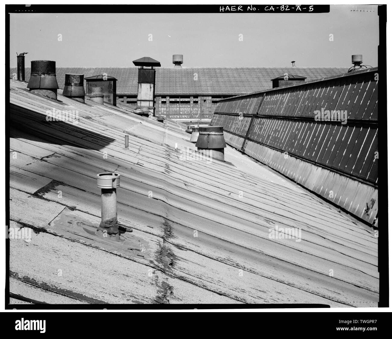 Détail du toit, à l'Est, vers l'ENTREPÔT DU DEUXIÈME ÉTAGE DU PAVILLON DE L'ASSEMBLÉE GÉNÉRALE. Ford Motor Company - Long Beach, l'usine de montage d'assemblage, 700, avenue Henry Ford, Long Beach, Los Angeles, CA Banque D'Images