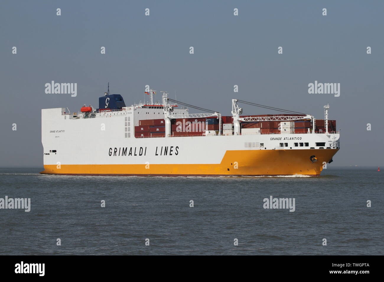 Il Ro-Ro cargo Grande Atlantico passe le 18 avril 2019 le port de Cuxhaven. Banque D'Images
