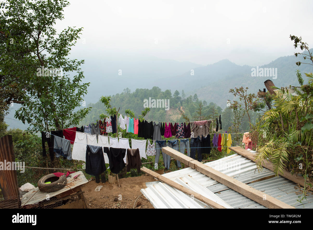 Vêtements sèchent sur les cordes dans une nature magnifique. La vie rurale dans le village de montagne de San José del Pacifico, Oaxaca, Mexique. Mai 2019 Banque D'Images