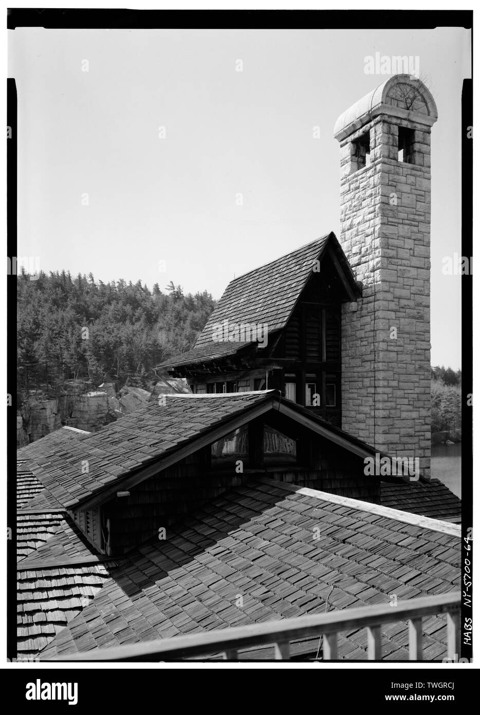 Vue sur le toit de l'Amérique MONTRANT LA CONFIGURATION DU TOIT ET cheminée en pierre - Maison de montagne Mohonk, Mountain Rest Road, New Paltz, Ulster County, NY Banque D'Images