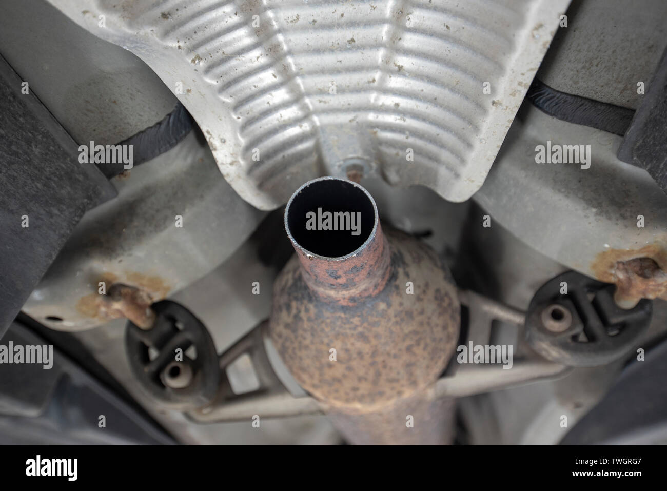 Toyota Prius, vol de catalyseur. Voir sous le véhicule d'une fosse d'inspection mécanique, indiquant l'emplacement des composants manquants ou endommagés. Banque D'Images