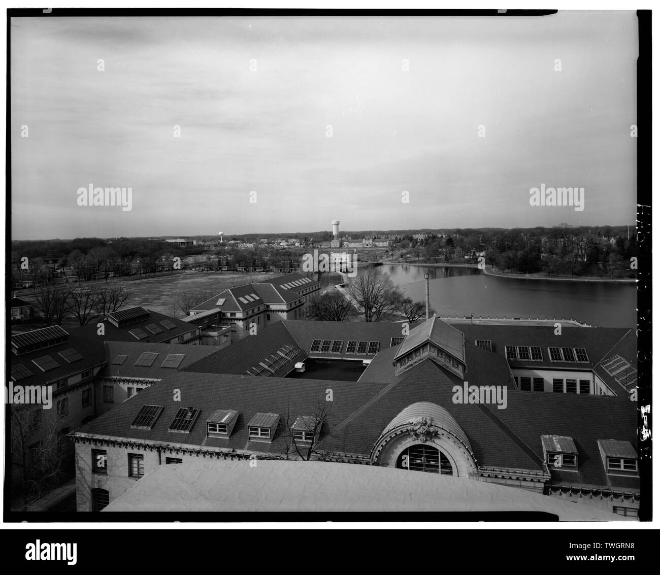 Les toits, ISHERWOOD HALL (bâtiment N° 104), Griffin (bâtiment N° 110), MELVILLE HALL (bâtiment N° 116) À L'OUEST DE LA TOUR HORLOGE DE MAHAN HALL - U.S. Naval Academy, Annapolis, comté d'Anne Arundel, MD ; Flagg, Ernest ; Bancroft, George ; Lowe, John T., photographe ; Hnedak, John, historien ; Davis, Janet, historien Banque D'Images