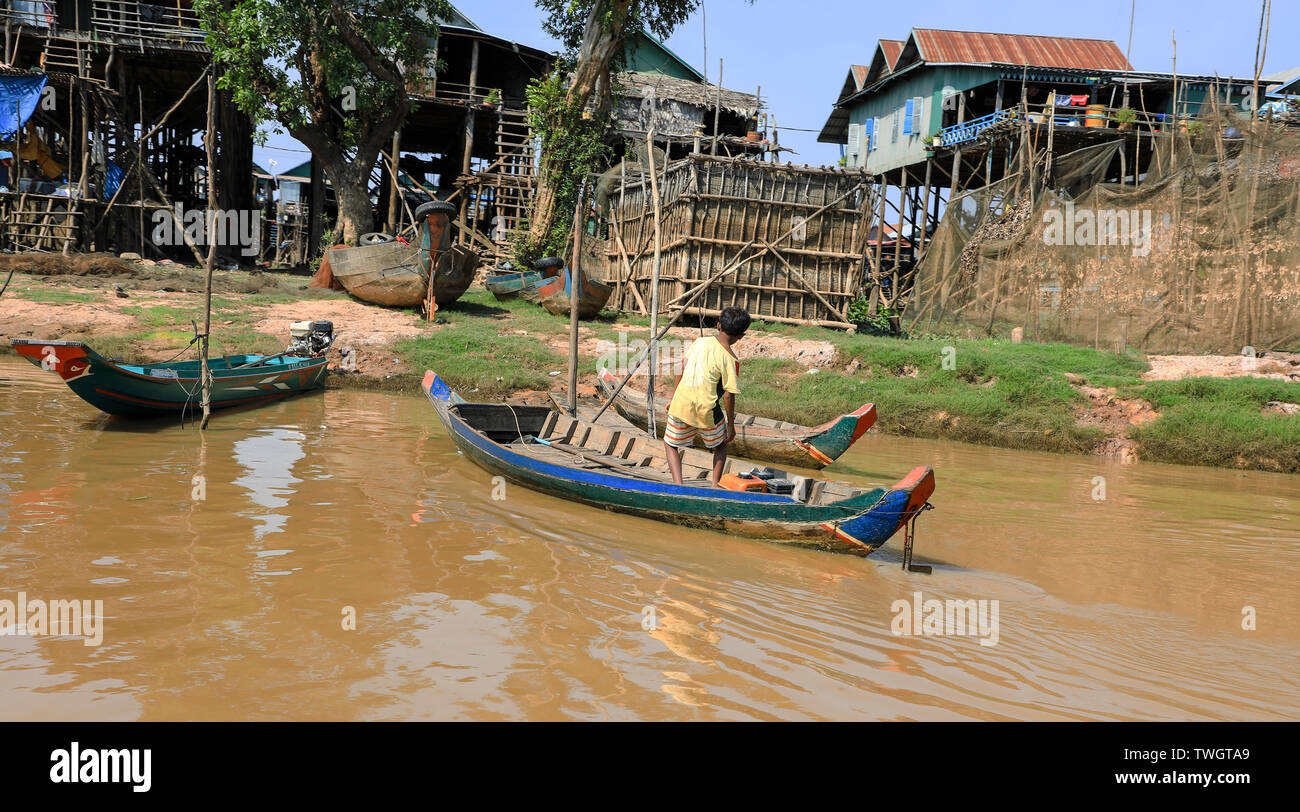 Les pêcheurs la pêche sur la rivière Tonlé Sap, Kampong Phluk, un village construit sur pilotis sur le lac Tonlé Sap, près de Siem Reap, Cambodge, Asie du sud-est Banque D'Images