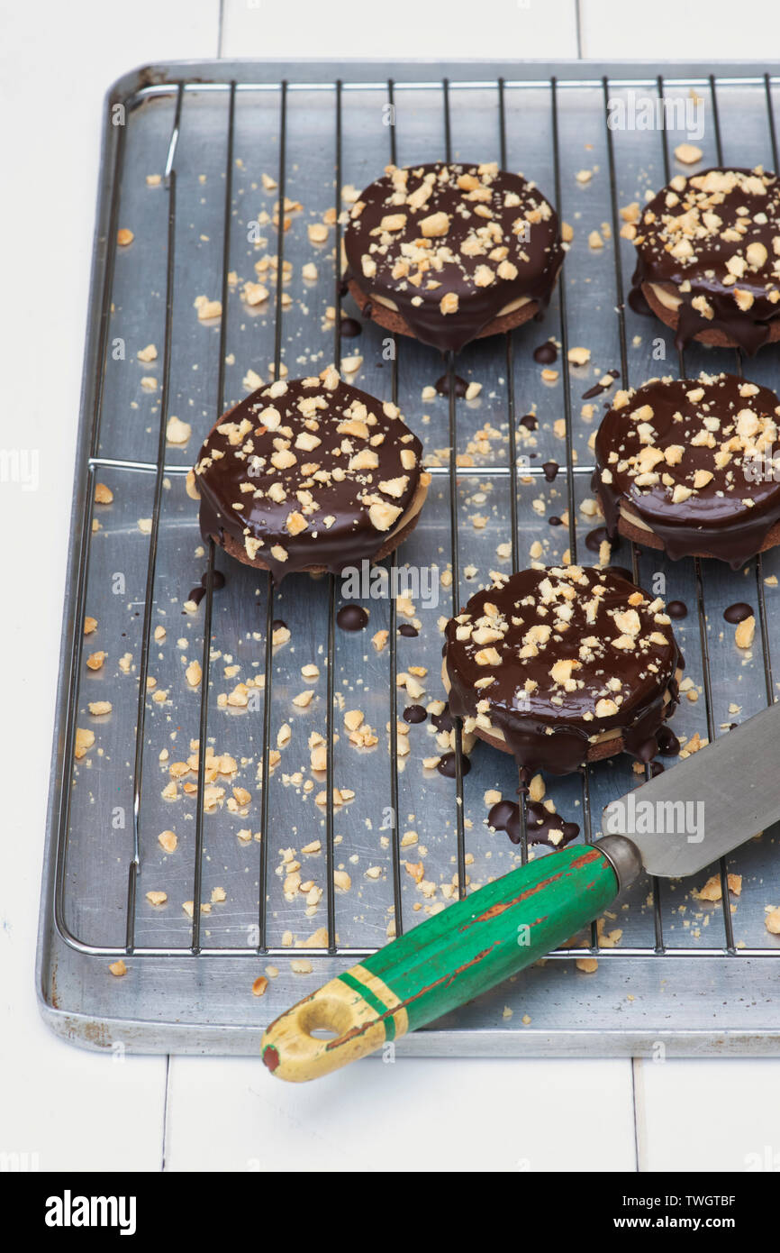 Beurre de cacahuètes enrobées de chocolat fait maison bicuits sablés. Round biscuits sablés au chocolat avec crème au beurre d'arachide au milieu Banque D'Images