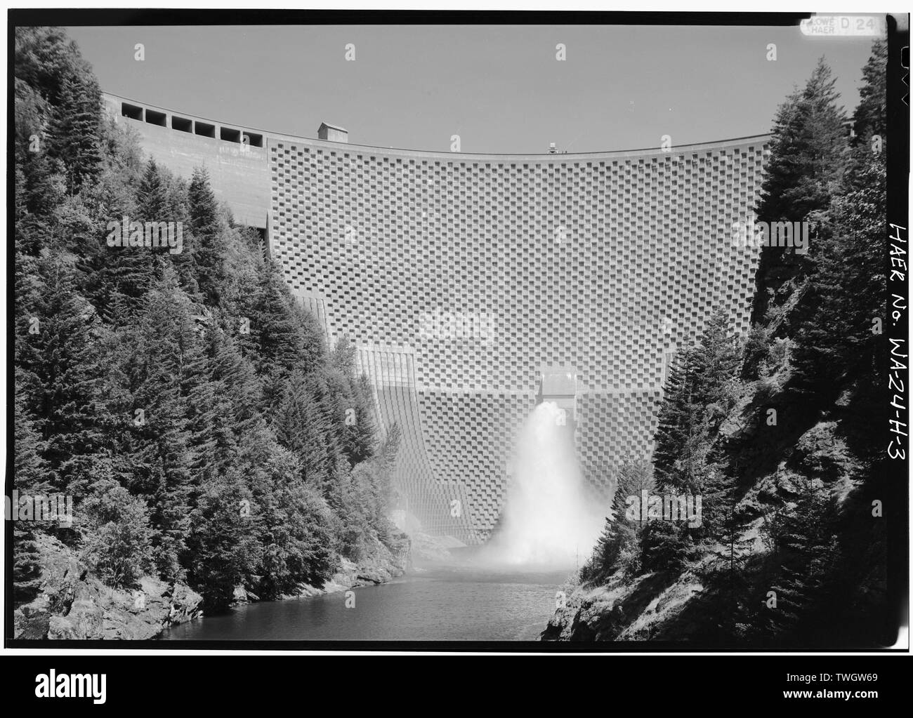 Barrage ROSS AVEC UNE SOUPAPE DE DÉCHARGE À une altitude de 1340, ouvert en 1989. - Le développement de l'énergie de la Skagit, barrage Ross, 11,0 milles en amont de la rivière Skagit, à Newhalem Newhalem, comté de Whatcom, WA Banque D'Images