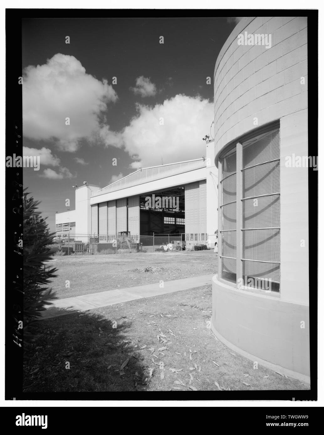 Coin arrondi d'OFFICE SECTION, AVEC AU-DELÀ, VOIR SECTION HANGAR FACE À L'OUEST. - Naval Air Station barbiers Point, Montage et Réparation boutique, entre l'Avenue de l'entreprise et Wright, à mi-chemin, et Langley Rues, Ewa, comté de Honolulu, HI Banque D'Images