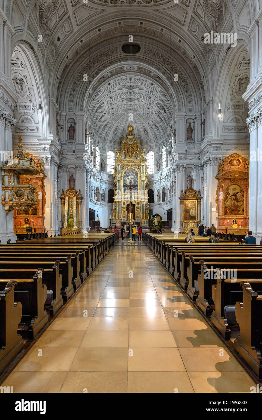 Dans la nef centrale de l'église Saint-Michel de Munich, Allemagne Banque D'Images