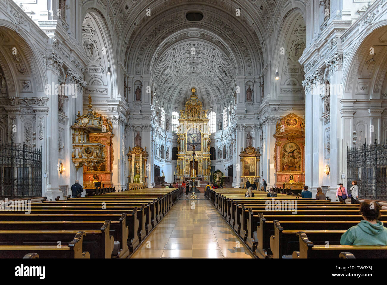 Dans la nef centrale de l'église Saint-Michel de Munich, Allemagne Banque D'Images