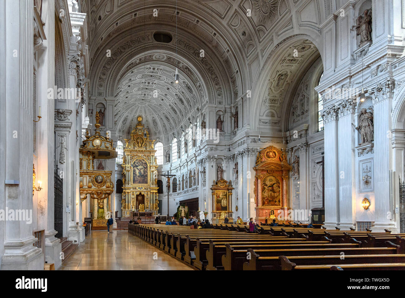 Dans la nef centrale de l'église Saint-Michel de Munich, Allemagne Banque D'Images
