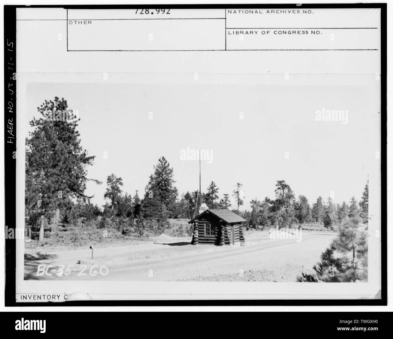 RUSTIC LOG STATION D'ENTRÉE À L'entrée Nord - Parc National de Bryce Canyon Rim Road, State Highway 63 à Rainbow Point, Tropic, Garfield Comté, UT ; U.S. Forest Service ; Bureau of Public Roads ; Union européenne Construction Company ; WW Clyde et Reynolds-Ely ; Entreprise ; entreprise de construction, Ebenezer Bryce ; Humphrey, J W ; Harding, Warren G ; Allen, Thomas J ; Brown, R A ; Finch, B J ; Civilian Conservation Corps ; Quin, émetteur ; français, Christine Madrid, historien ; Grogan, Brian C, photographe Banque D'Images