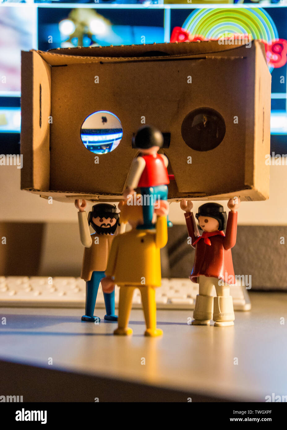 Playmobil jouant avec google lunettes 3D en carton Photo Stock - Alamy