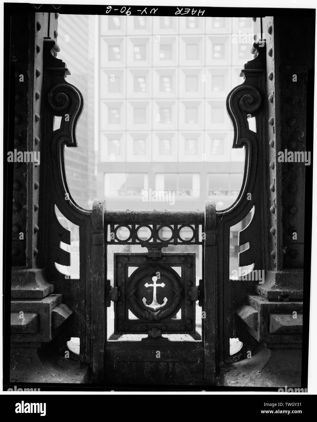 Garde-fous entre la colonne sur un balcon. - Whitehall Street Ferry Terminal, 11 South Street, New York, New York County, NY Banque D'Images