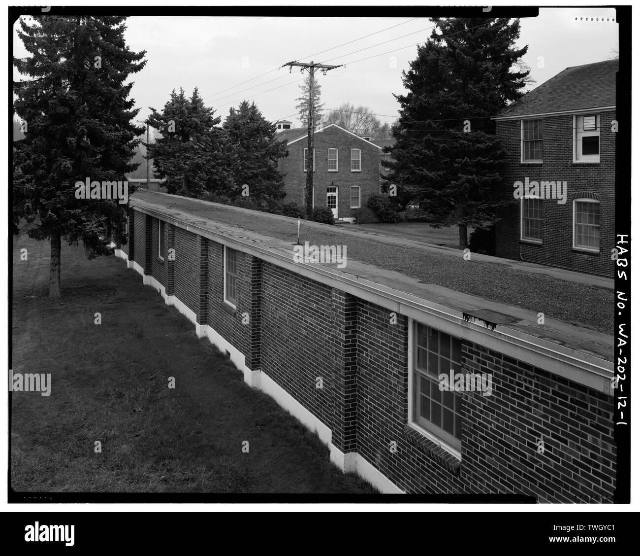 N° 1 rampe avec extrémité ouest du bâtiment n° 9902 en arrière-plan. Coin de l'édifice du siège social n° 9900 est sur la droite. Pour voir dans l'autre sens, voir photo WA-202-1-2. - Hôpital de Madigan, les couloirs et les rampes, délimité par Wilson et McKinley avenues et rues Lincoln et Garfield, Tacoma, dans le Comté de Pierce, WA ; Maul, David, émetteur Banque D'Images