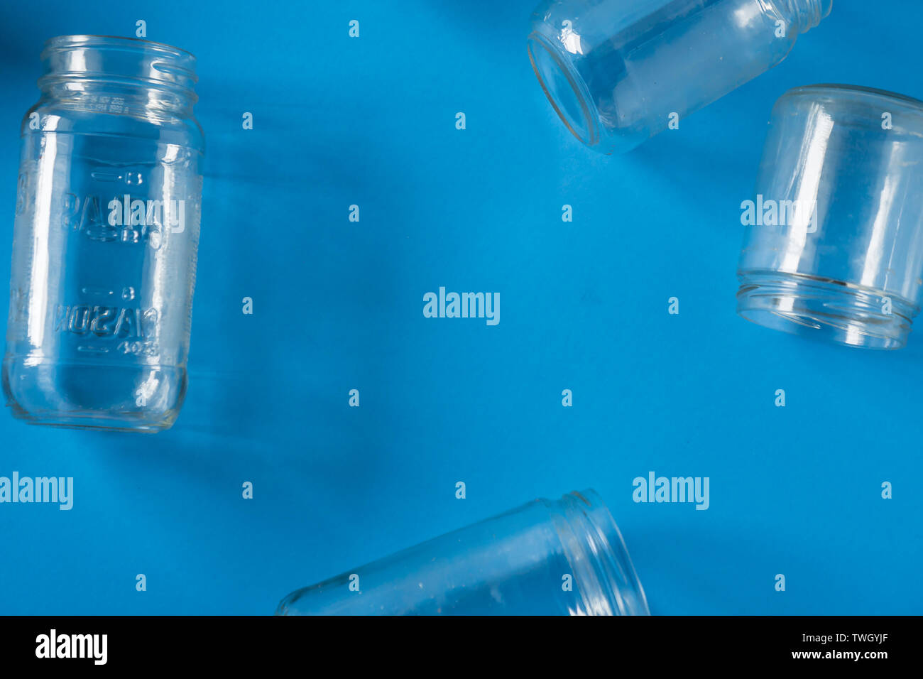 Bocaux en verre isolé posé à plat sur fond bleu - blanc salle vide de texte, copier, ou centre copyspace. Programme de recyclage ou d'une campagne Banque D'Images