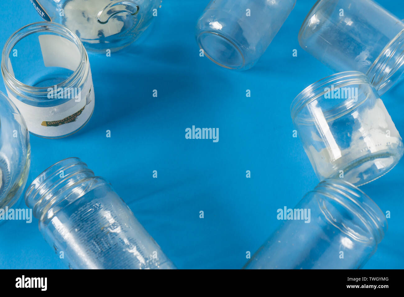 Bocaux en verre isolé posé à plat sur fond bleu - blanc salle vide de texte, copier, ou centre copyspace. Programme de recyclage ou d'une campagne Banque D'Images