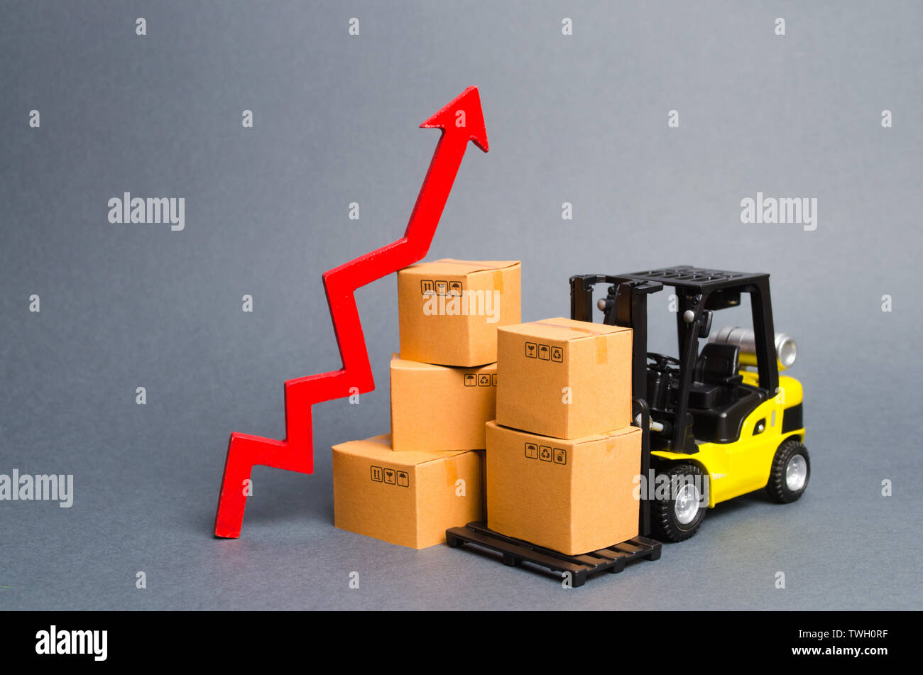 Chariot élévateur jaune avec des boîtes en carton et une flèche rouge vers le haut. L'augmentation de la demande des consommateurs. taux de croissance de la production de biens et de produits, accroître économique Banque D'Images