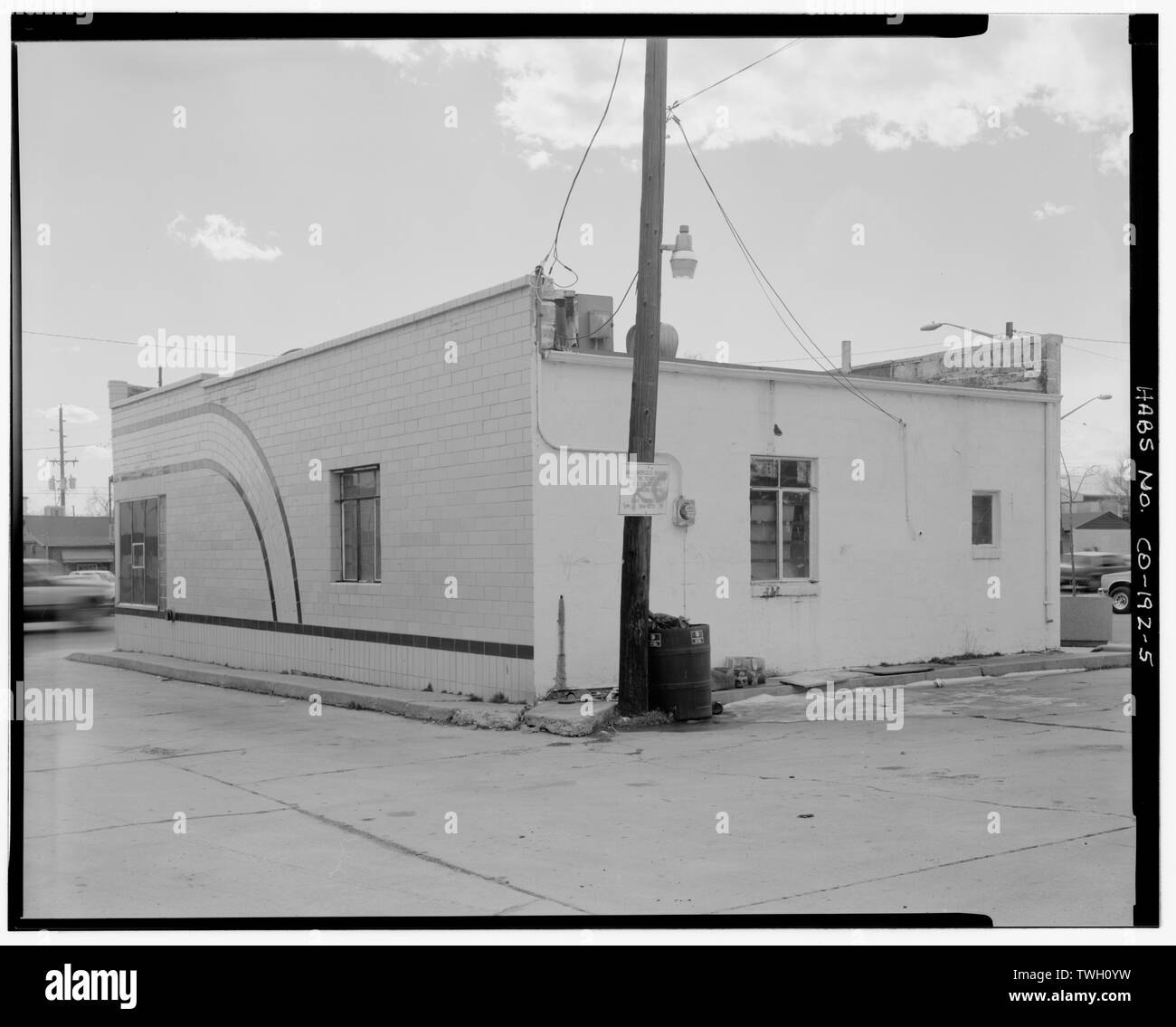 Vues arrière et côté Est - Snow White nettoyeurs et blanchisserie, 3043 West Alameda Avenue, Denver, comté de Denver, CO Banque D'Images