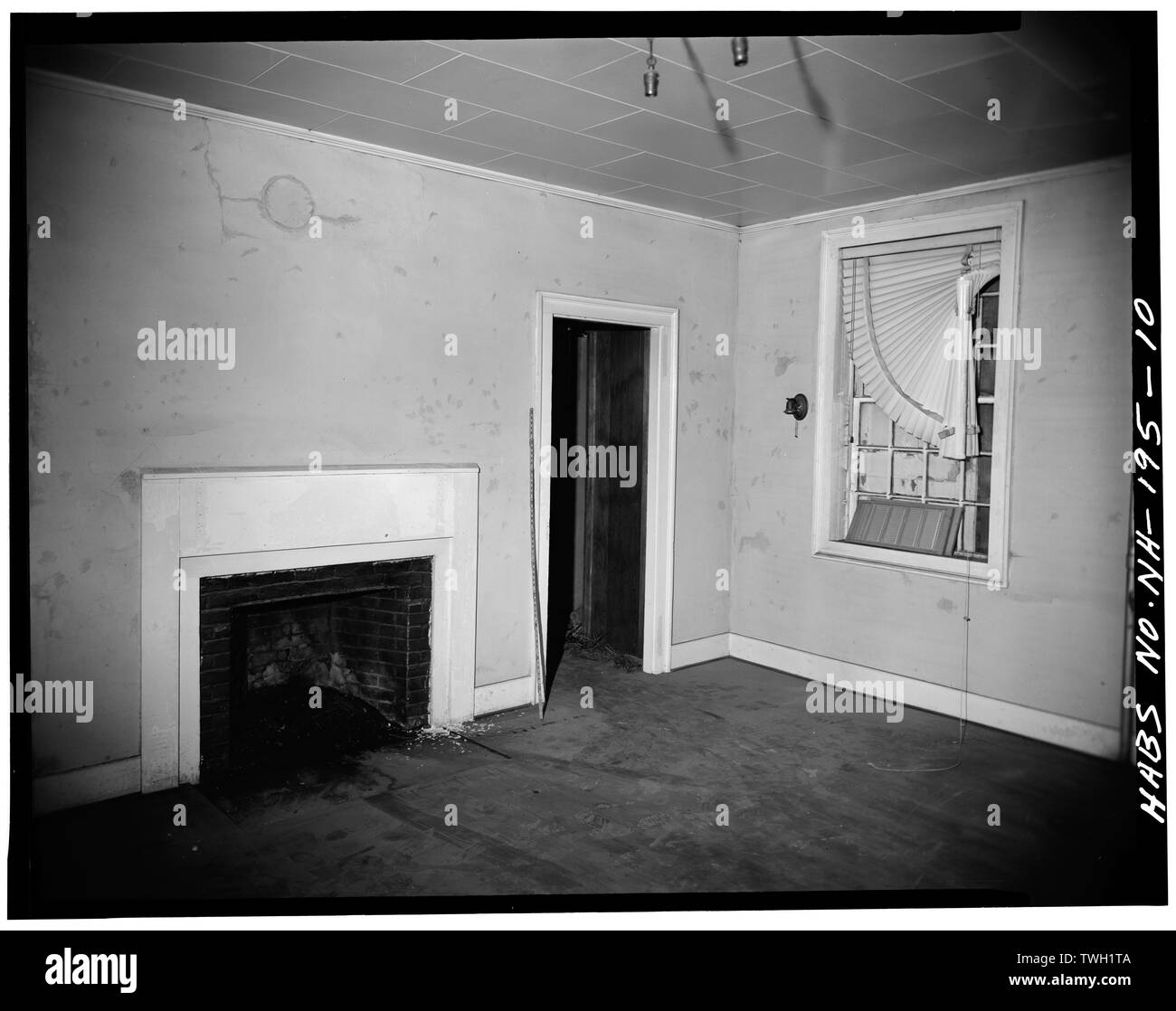 Chambre arrière (Salle 4) sur le côté ouest du premier étage. Cheminée face au sud et fenêtre fait face à l'Ouest - David Dexter House, Claremont, Sullivan County, NH Banque D'Images Chambre arrière (Salle 4) sur le côté ouest du premier étage. Cheminée face au sud et fenêtre fait face à l'Ouest - David Dexter House, Claremont, Sullivan County, NH Banque D'Images