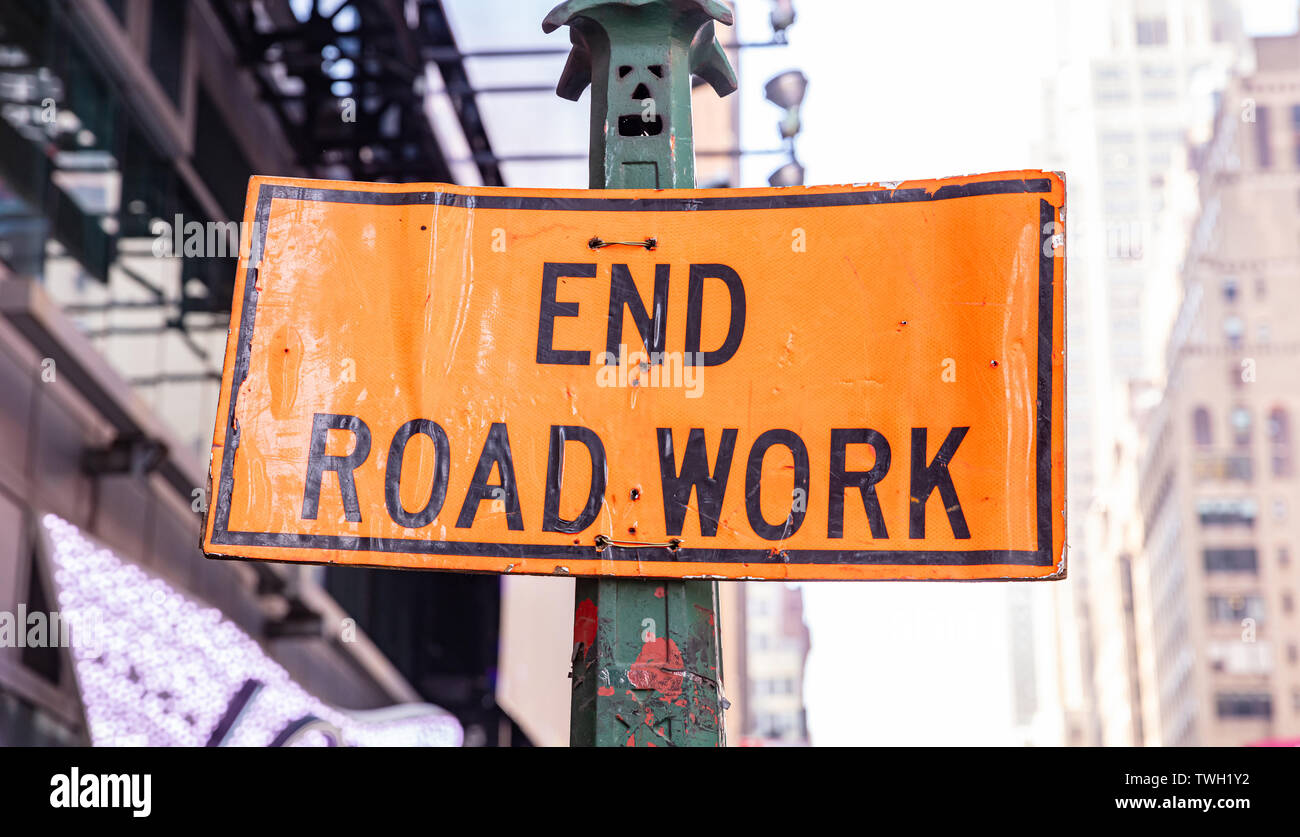 Fin des travaux routiers. Travaux de construction de routes fin, Avertissement, couleur orange, le flou d'arrière-plan La ville de New York Banque D'Images