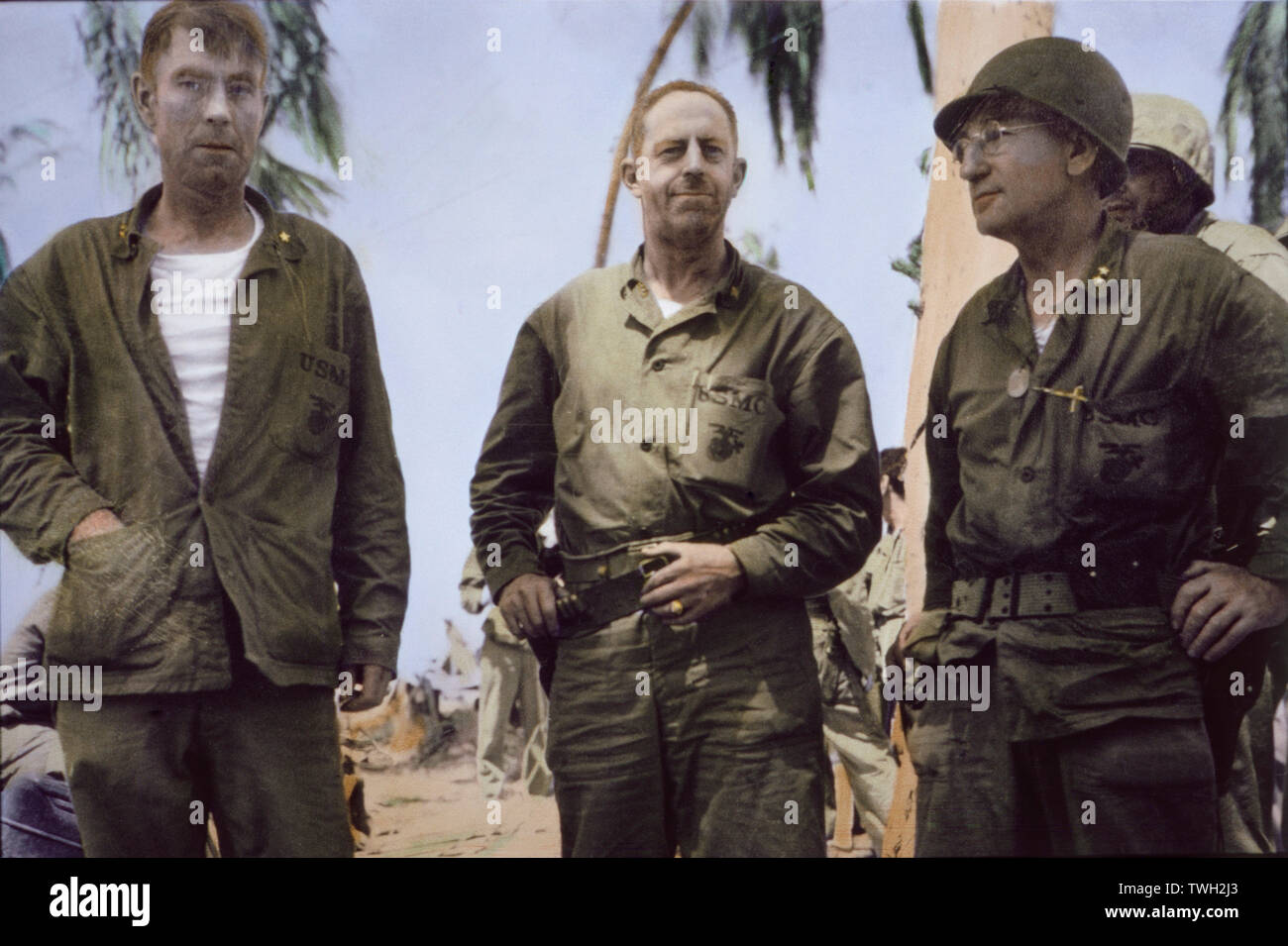 Le Brigadier général Thomas E. Bourke, officier d'artillerie, le colonel Merritt A. Edson, chef d'état-major divisionnaire et le général Julian C. Smith, commandant de la Deuxième Division de marines, bataille de Tarawa, Atoll de Tarawa, Îles Gilbert, Novembre 1943 Banque D'Images