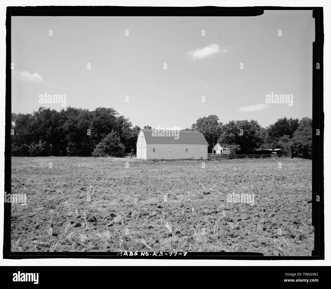 Relation de grange, garage et bâtiment pôle à l'ensemble du site de la ferme, à la ferme du nord-ouest - George Spangerberger, 2012 West Wisconsin Avenue, South Hutchinson, KS, comté de Reno ; Sun City Trail ; Spangerberger, George ; Seigrist, Marie ; Seigrist, John ; Newton, Dale, l'équipe de terrain ; Jackson, Christiana, émetteur ; Colcher, Larry, photographe ; King, Marsha K, historien ; Weston, Timothy, historien ; Blanc, Sheryll L, historien ; Guzman, Wolffang, délinéateur Banque D'Images Relation de grange, garage et bâtiment pôle à l'ensemble du site de la ferme, à la ferme du nord-ouest - George Spangerberger, 2012 West Wisconsin Avenue, South Hutchinson, KS, comté de Reno ; Sun City Trail ; Spangerberger, George ; Seigrist, Marie ; Seigrist, John ; Newton, Dale, l'équipe de terrain ; Jackson, Christiana, émetteur ; Colcher, Larry, photographe ; King, Marsha K, historien ; Weston, Timothy, historien ; Blanc, Sheryll L, historien ; Guzman, Wolffang, délinéateur Banque D'Images
