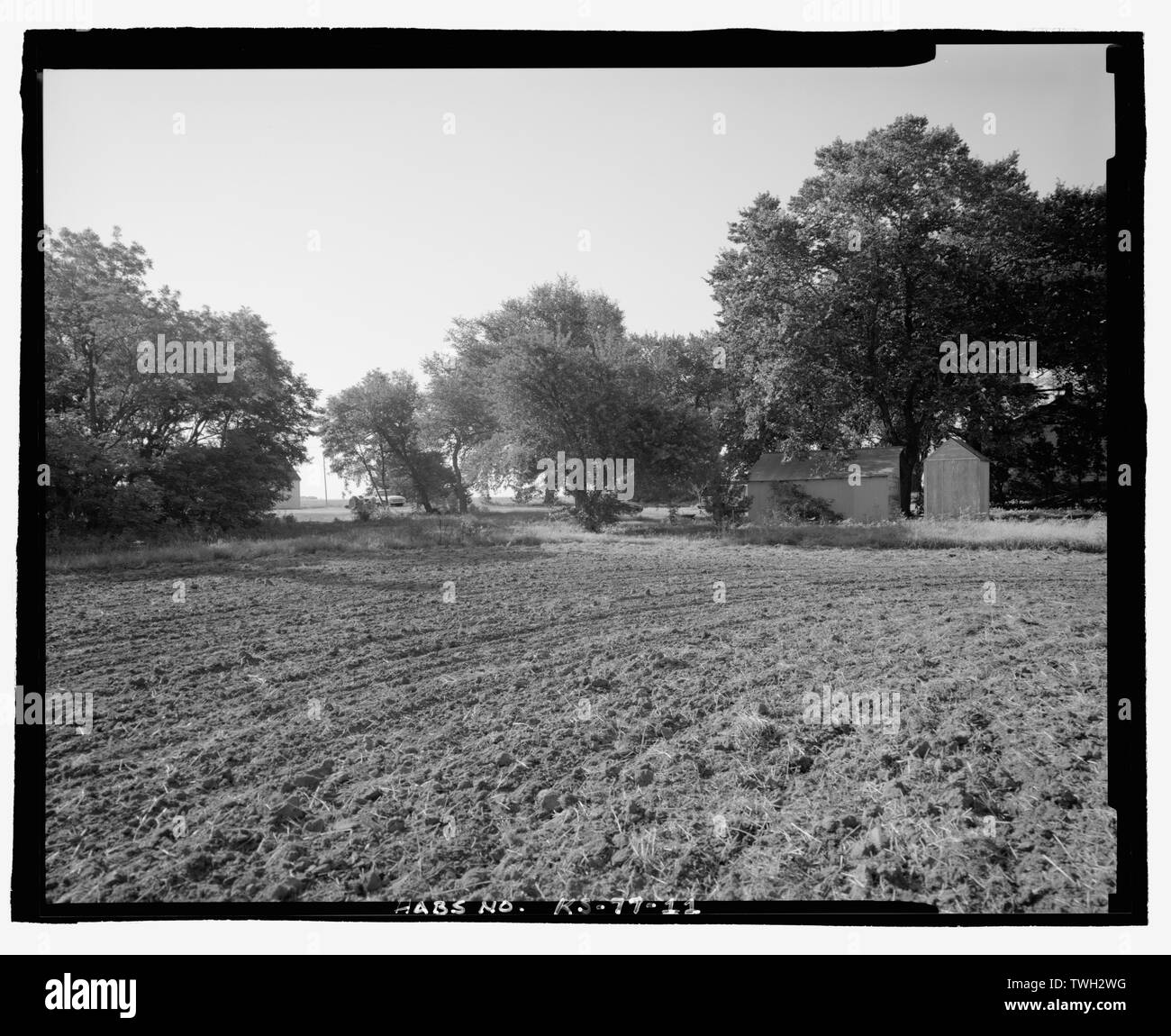 Relation de grange, remise à outils est remise à outils, de l'ouest, et le séjour à la ferme générale, à au sud-est du site - Spangerberger, 2012 George ferme Ouest Illinois Avenue, South Hutchinson, KS, comté de Reno ; Sun City Trail ; Spangerberger, George ; Seigrist, Marie ; Seigrist, John ; Newton, Dale, l'équipe de terrain ; Jackson, Christiana, émetteur ; Colcher, Larry, photographe ; King, Marsha K, historien ; Weston, Timothy, historien ; Blanc, Sheryll L, historien ; Guzman, Wolffang, délinéateur Banque D'Images Relation de grange, remise à outils est remise à outils, de l'ouest, et le séjour à la ferme générale, à au sud-est du site - Spangerberger, 2012 George ferme Ouest Illinois Avenue, South Hutchinson, KS, comté de Reno ; Sun City Trail ; Spangerberger, George ; Seigrist, Marie ; Seigrist, John ; Newton, Dale, l'équipe de terrain ; Jackson, Christiana, émetteur ; Colcher, Larry, photographe ; King, Marsha K, historien ; Weston, Timothy, historien ; Blanc, Sheryll L, historien ; Guzman, Wolffang, délinéateur Banque D'Images