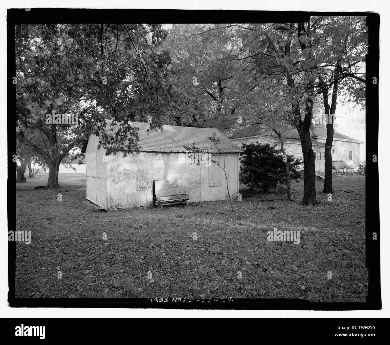 Relation de Grange, maison, résidence et demande à l'autre et environnement immédiat, à la ferme du sud - George Spangerberger, 2012 West Wisconsin Avenue, South Hutchinson, KS, comté de Reno ; Sun City Trail ; Spangerberger, George ; Seigrist, Marie ; Seigrist, John ; Newton, Dale, l'équipe de terrain ; Jackson, Christiana, émetteur ; Colcher, Larry, photographe ; King, Marsha K, historien ; Weston, Timothy, historien ; Blanc, Sheryll L, historien ; Guzman, Wolffang, délinéateur Banque D'Images Relation de Grange, maison, résidence et demande à l'autre et environnement immédiat, à la ferme du sud - George Spangerberger, 2012 West Wisconsin Avenue, South Hutchinson, KS, comté de Reno ; Sun City Trail ; Spangerberger, George ; Seigrist, Marie ; Seigrist, John ; Newton, Dale, l'équipe de terrain ; Jackson, Christiana, émetteur ; Colcher, Larry, photographe ; King, Marsha K, historien ; Weston, Timothy, historien ; Blanc, Sheryll L, historien ; Guzman, Wolffang, délinéateur Banque D'Images