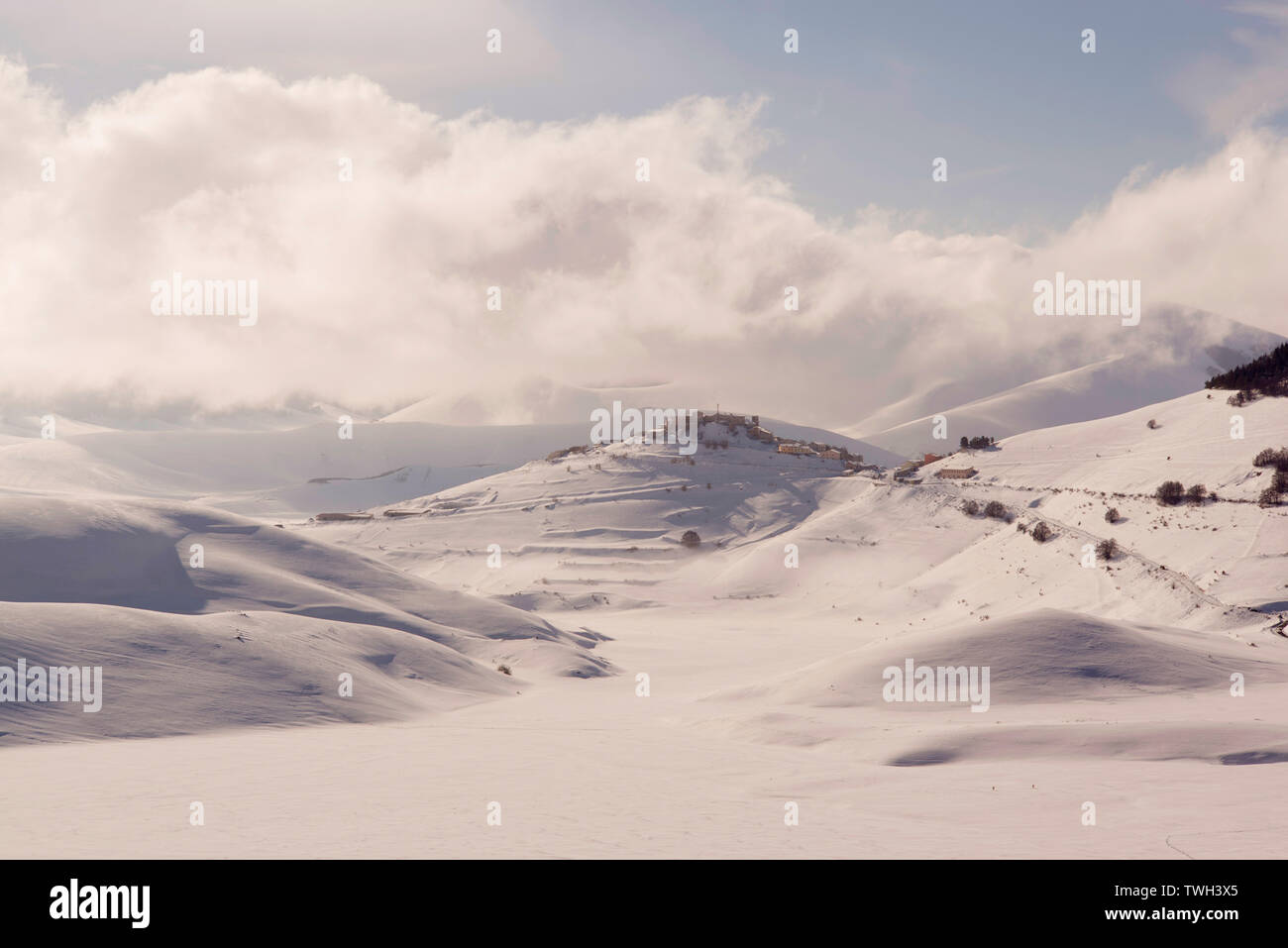 Castelluccio di Norcia, Ombrie, Italie. Paysage et Pian Perduto, hiver, neige et glace Banque D'Images