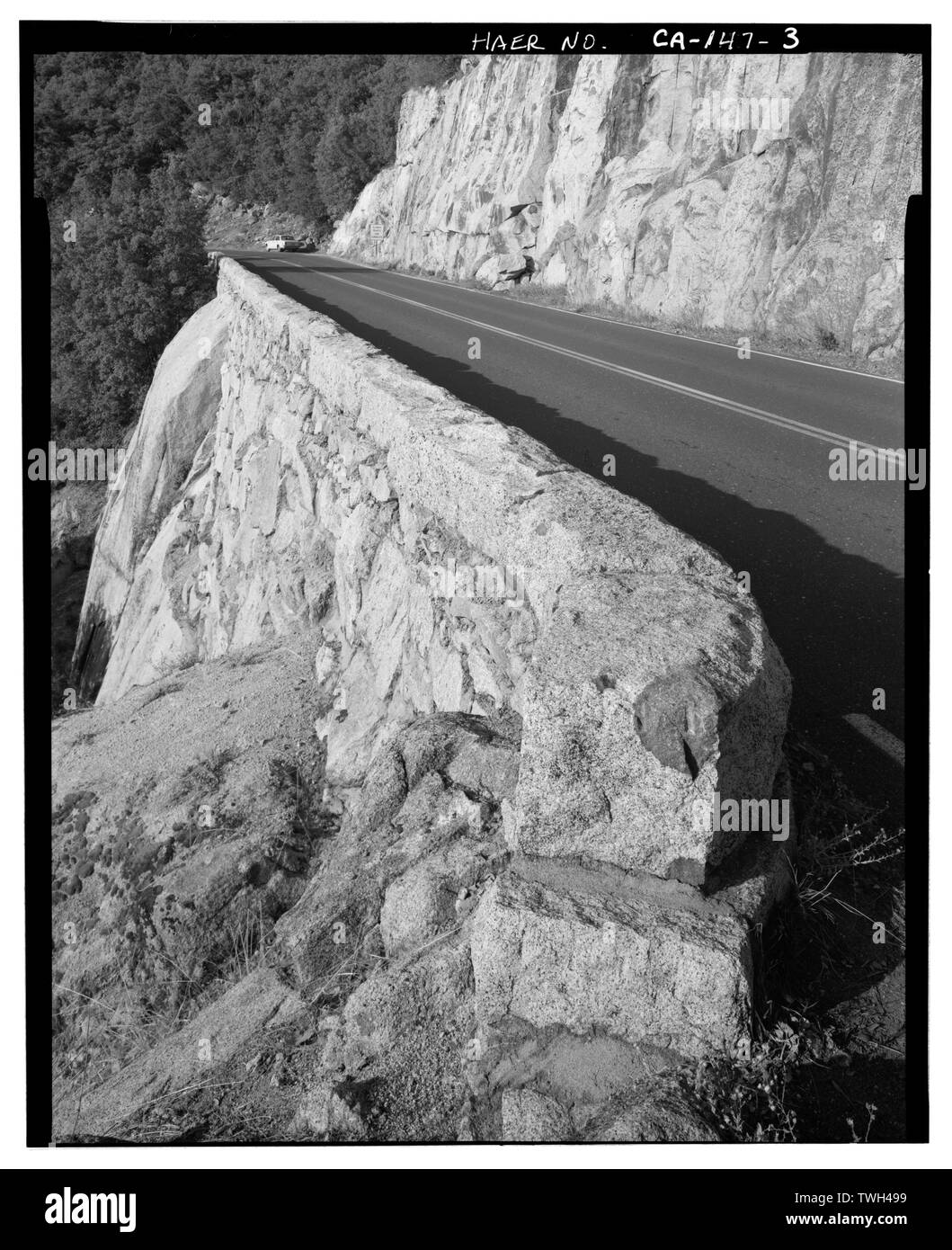 Mur de soutènement, 0,75 mi. à l'ouest du tunnel, -3, vue face NW. - Big Oak Flat Road, entre Big Oak Flat Entrée et Merced, Yosemite Village, comté de Mariposa, CA Banque D'Images