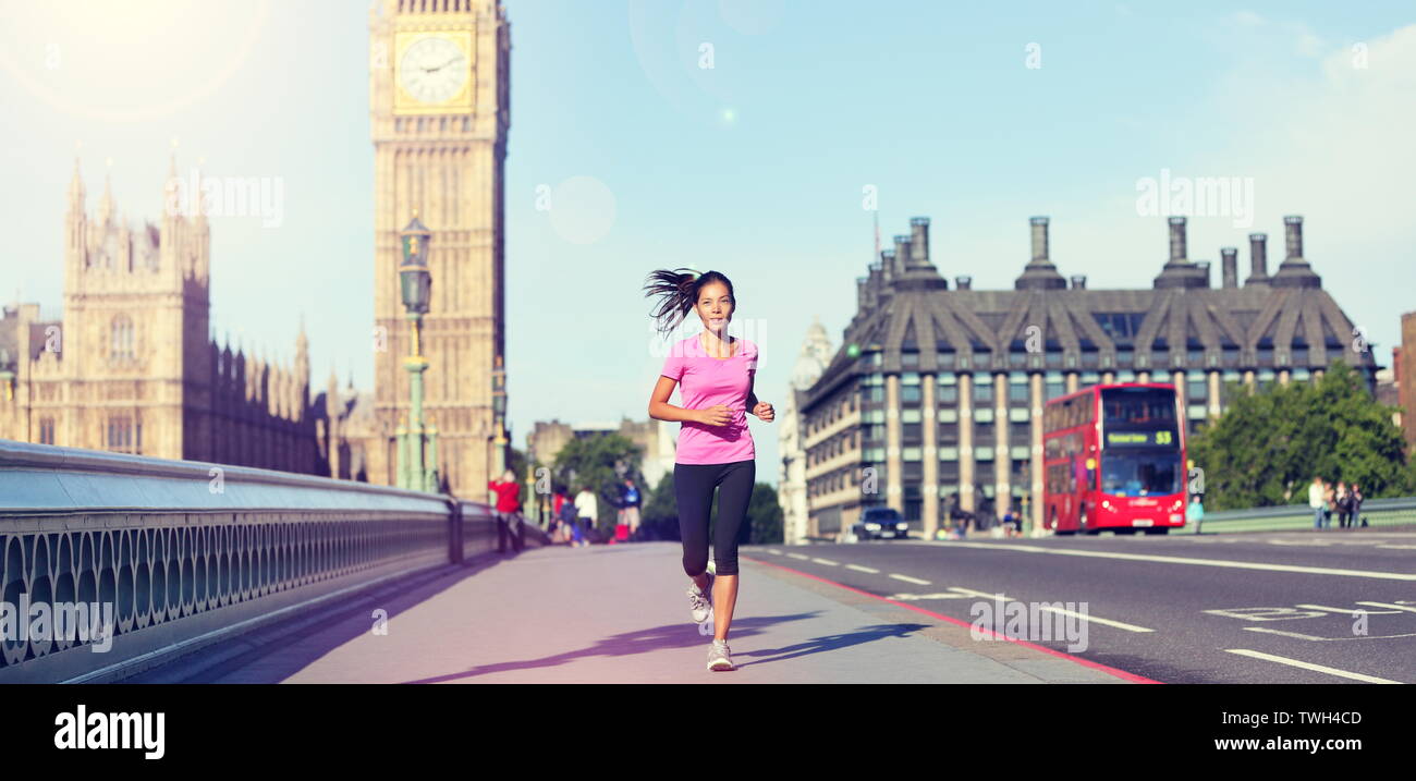 Vie Londres woman running près de Big Ben. Formation en jogging coureuse ville avec bus à impériale rouge. Fitness petite fille smiling happy de Westminster Bridge, Londres, Angleterre, Royaume-Uni. Banque D'Images