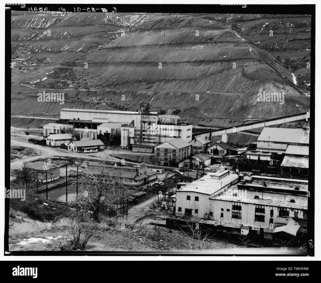 Côté droit de l'usine de zinc, de la cellule prix milieu de bureau (premier plan) et -5 à rôtir et concentrer la manutention (arrière-plan). Point de vue est à l'Est. - Usine de zinc électrolytique Sullivan, Gouvernement Gulch, Kellogg, comté de Shoshone, ID Banque D'Images