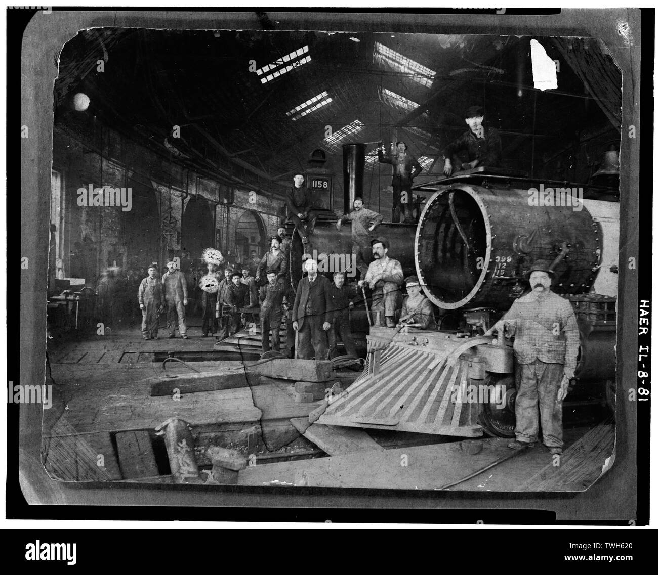Roadhouse, cale 18-23, shop d'équipage et deux locomotives. Peut-être photographié entre 1878 et 1885 - Chicago, Burlington and Quincy Railroad, Roundhouse et boutiques, de Broadway et du printemps des rues, Aurora, comté de Kane, IL Banque D'Images