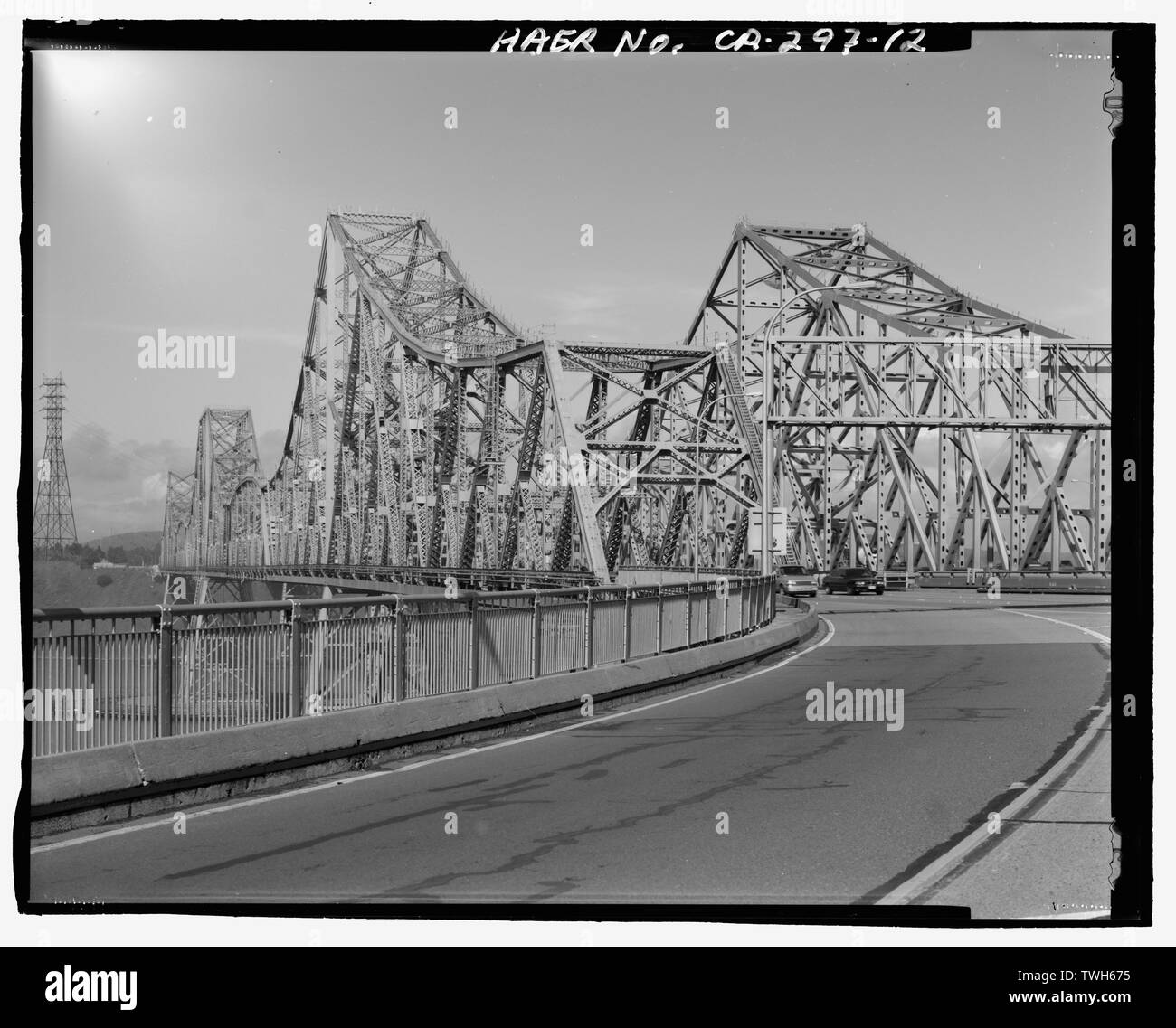 Vue de la route de pont 1927 (à gauche), de l'off-ramp de Crockett direction ouest 1-80. - Carquinez Bridge, enjambant Carquinez Strait à l'Interstate 80, Vallejo, comté de Solano, CA Banque D'Images
