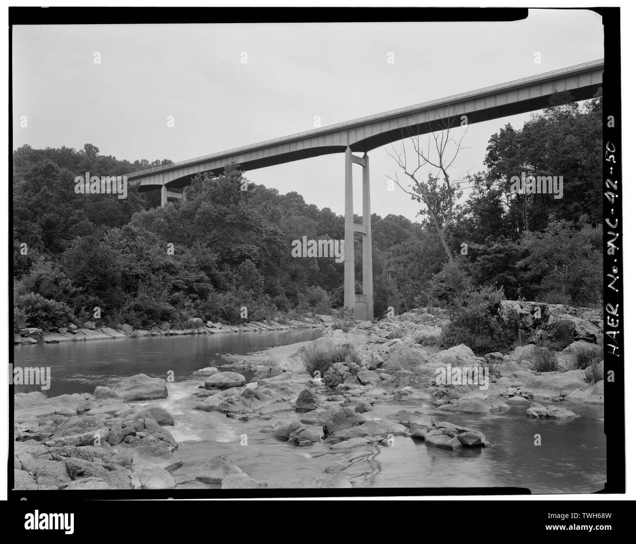 Roanoke River Bridge. Ce 1 028 6 span, pont à poutres en acier, construit en 1963, est la plus longue de ce type sur la route. Cette vue est de son élévation ouest. - Blue Ridge Parkway, Shenandoah National Park et entre les montagnes Great Smoky, Asheville, NC, Buncombe Comté Banque D'Images