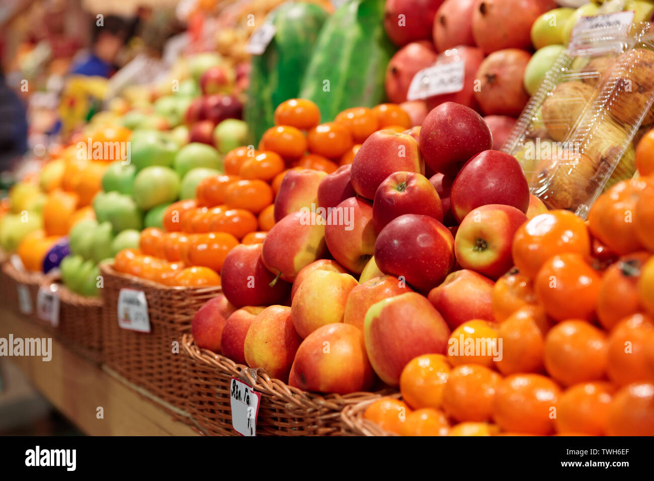 Fruits sur une étagère du marché agricole Banque D'Images