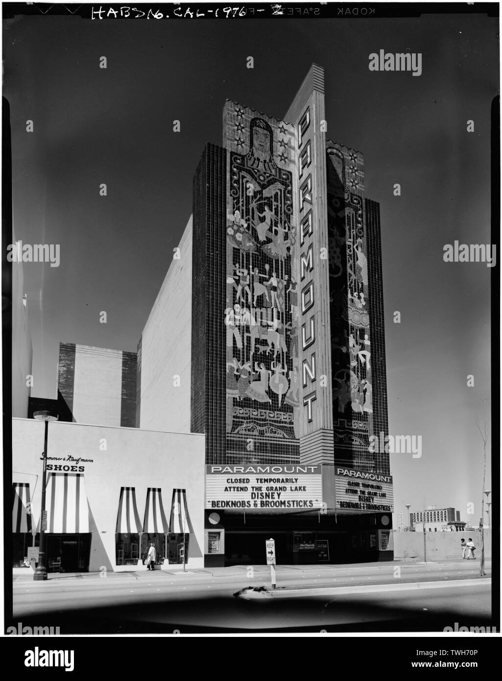 Robert Bernhardi, photographe 1972 EST (AVANT) de l'ÉLÉVATION ET CÔTÉ SUD - Paramount Theatre, 2025 Broadway, Oakland, Alameda County, CA Banque D'Images