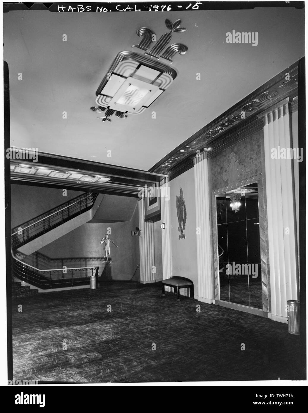 Robert Bernhardi, photographe 1972 HALL MEZZANINE, ESCALIER DU SUD SUR BALCON - Paramount Theatre, 2025 Broadway, Oakland, Alameda County, CA Banque D'Images