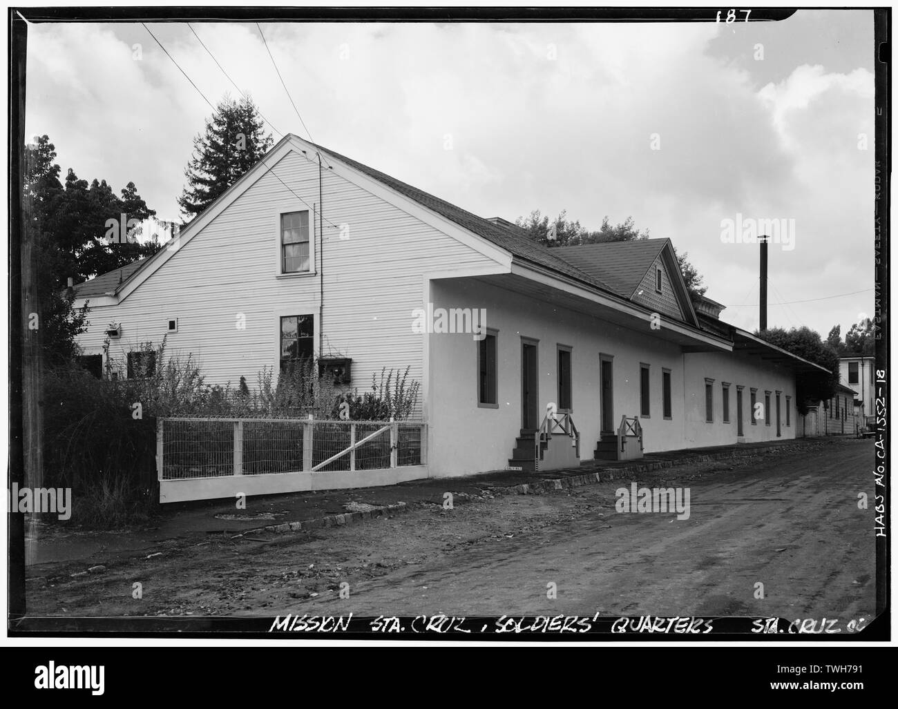 Robert W. Kerrigan, photographe, Septembre 1936 Les quartiers des soldats d'ADOBE, VUE DEPUIS LE NORD-EST - Mission Santa Cruz, Emmet et rues de l'école, Santa Cruz, comté de Santa Cruz, CA Banque D'Images