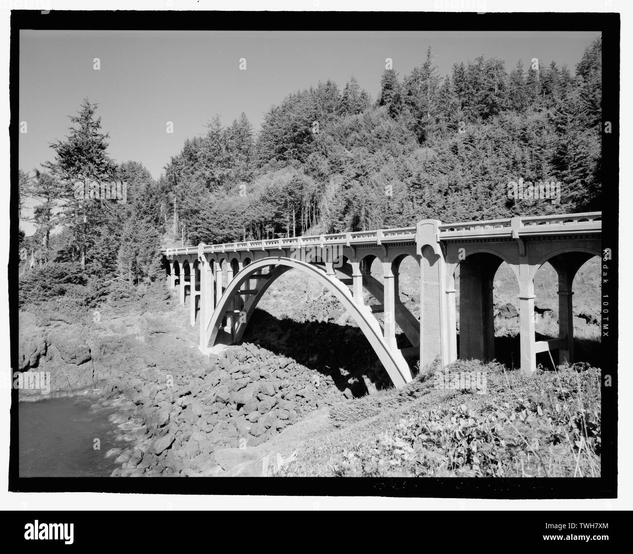 - Rocky Creek Bridge, enjambant Rocky Creek sur la route côtière de l'Oregon (États-Unis La Route 101), Depoe Bay, comté de Lincoln, ou Banque D'Images