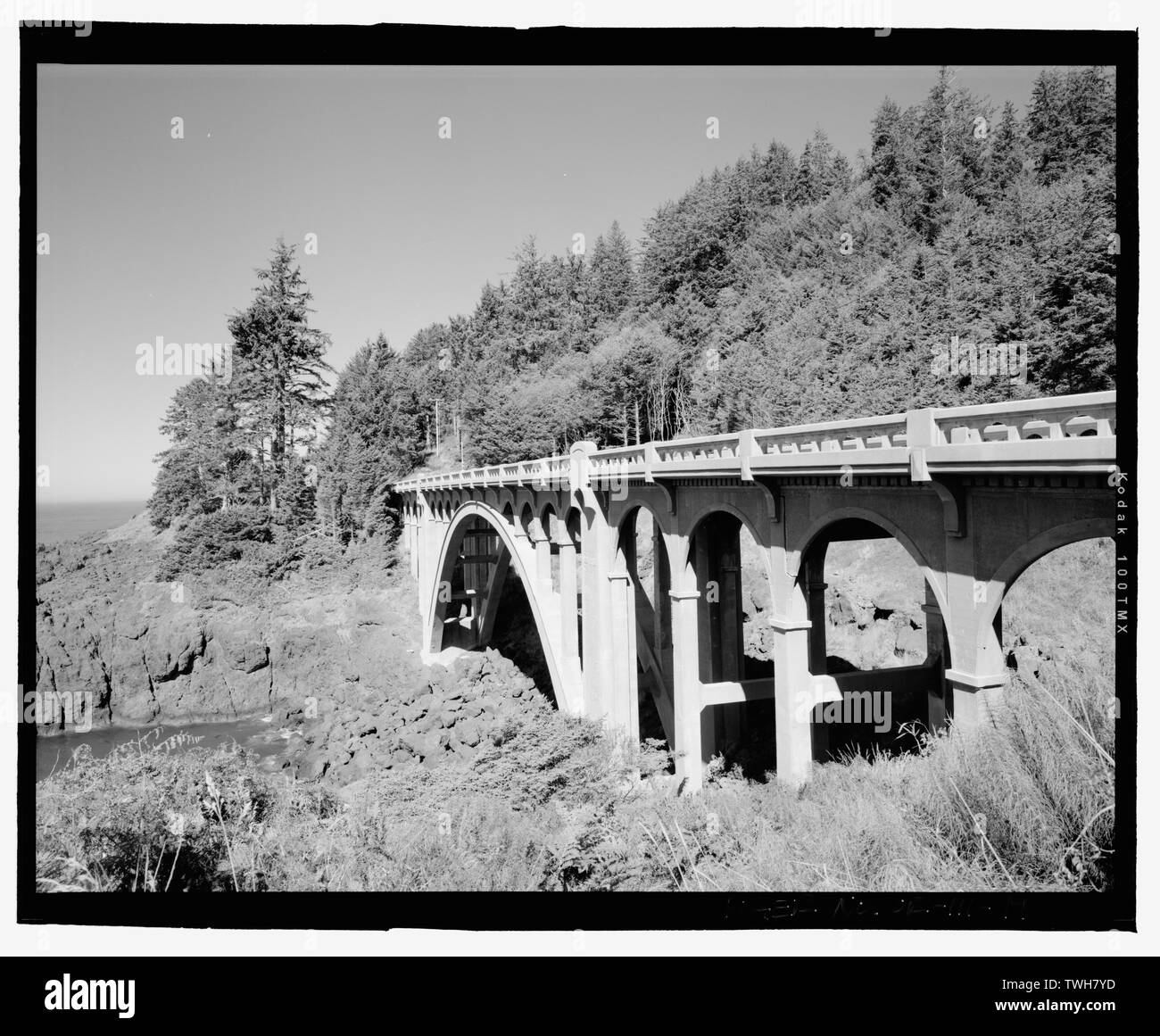 - Rocky Creek Bridge, enjambant Rocky Creek sur la route côtière de l'Oregon (États-Unis La Route 101), Depoe Bay, comté de Lincoln, ou Banque D'Images