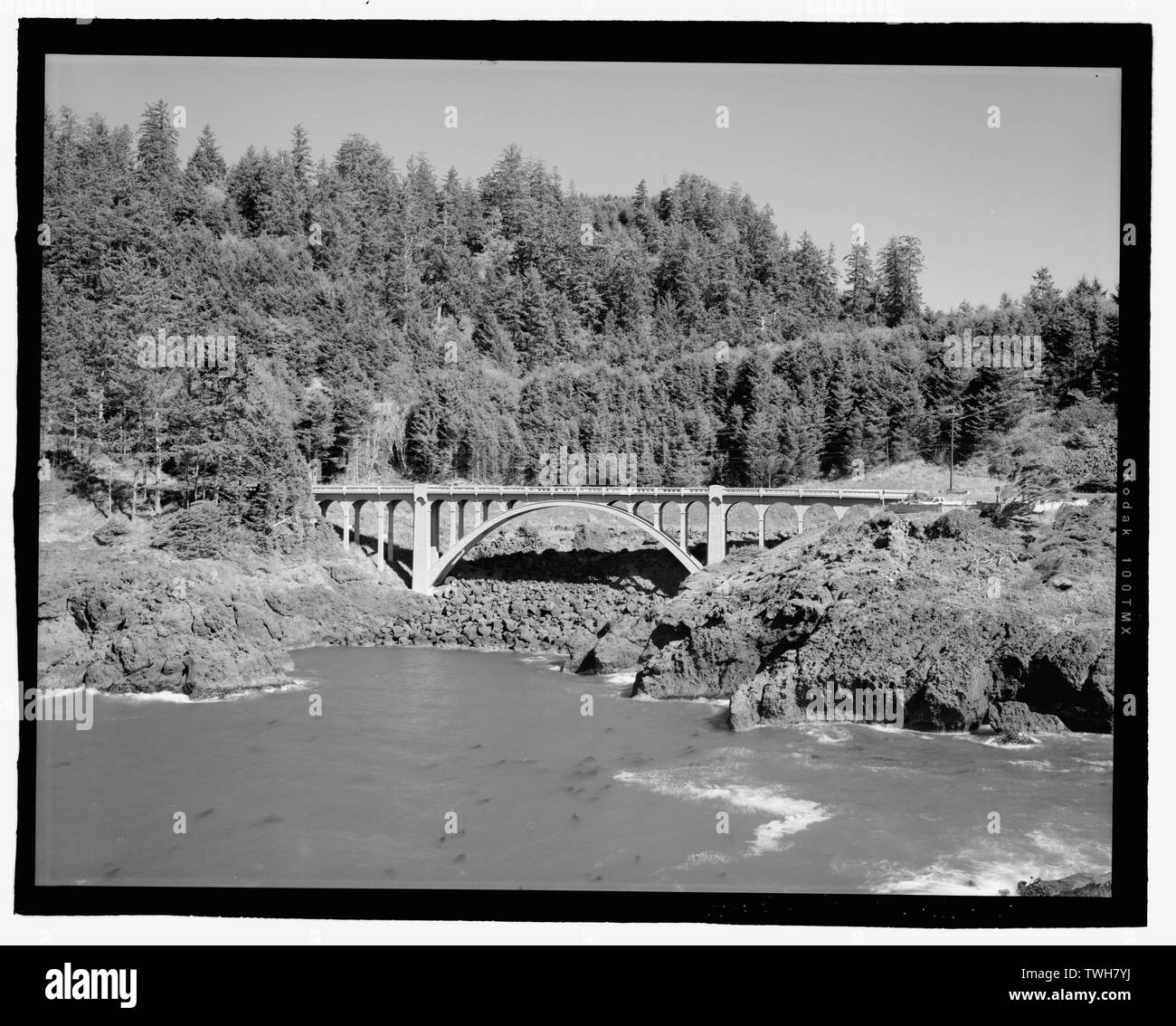 - Rocky Creek Bridge, enjambant Rocky Creek sur la route côtière de l'Oregon (États-Unis La Route 101), Depoe Bay, comté de Lincoln, ou Banque D'Images