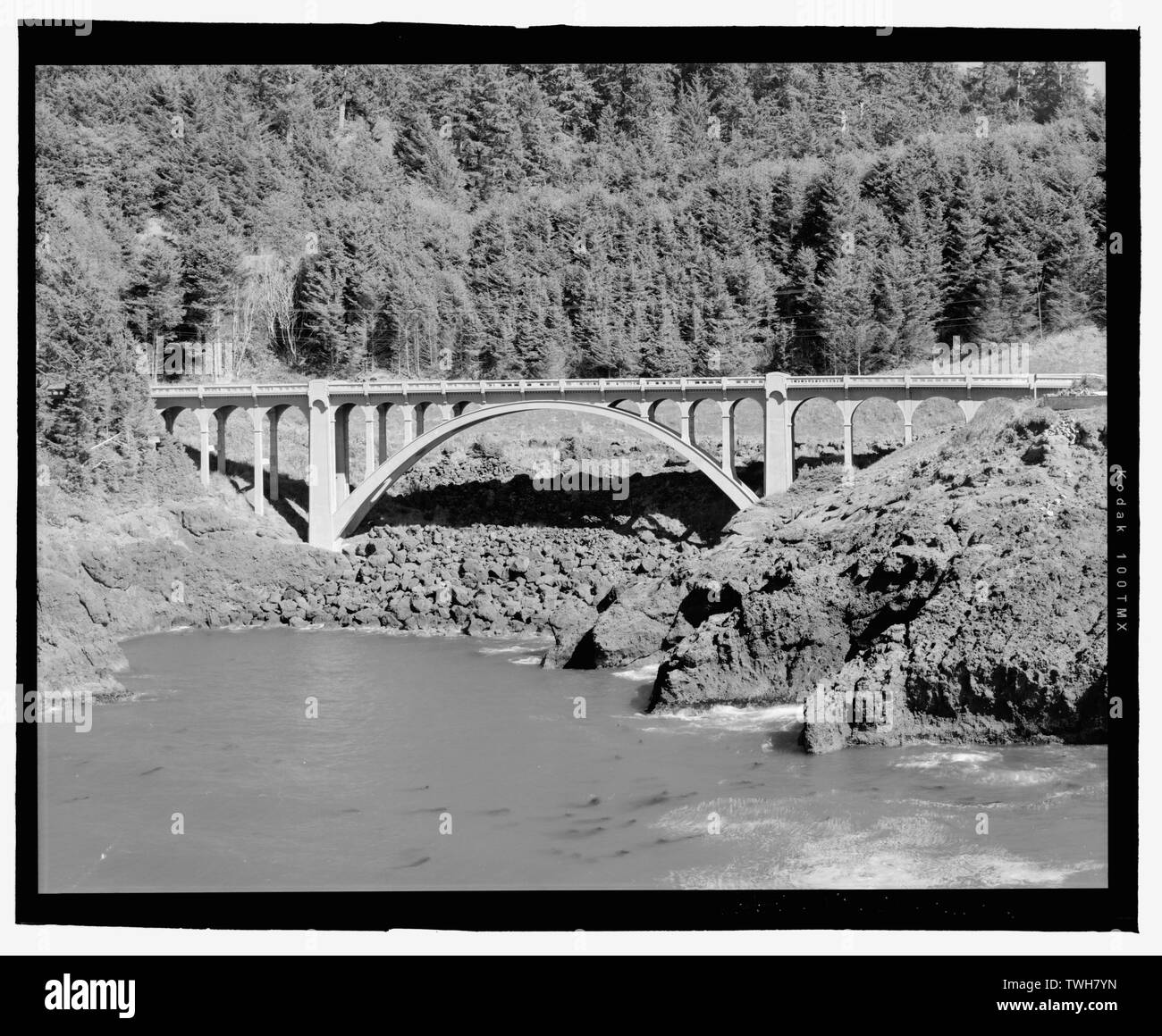 - Rocky Creek Bridge, enjambant Rocky Creek sur la route côtière de l'Oregon (États-Unis La Route 101), Depoe Bay, comté de Lincoln, ou Banque D'Images
